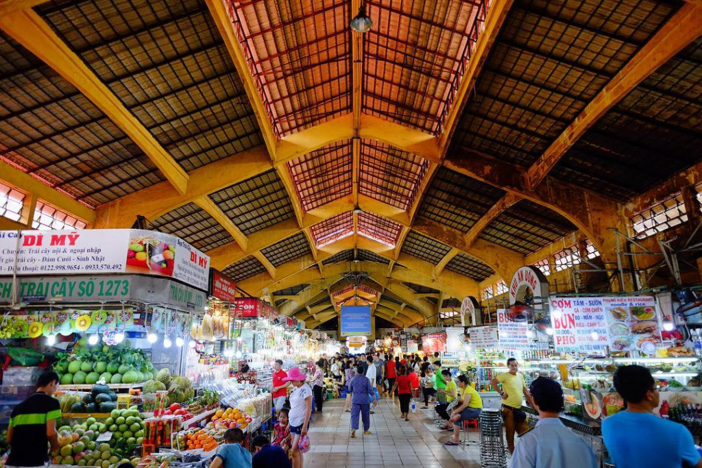 Chợ Bến Thành: Sẽ thật thiếu sót nếu không nhắc đến ngôi chợ nhà lồng hơn một thế kỷ tuổi đời này ở Sài Gòn. Tọa lạc tại vị trí trung tâm đầy sôi động, chợ Bến Thành là một trong những điểm du lịch hút khách nhất ở thành phố. Ảnh: @danielflytw, @diep.phan13, @hoanghaiquynh, @me_ke_arisa.