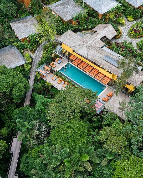 10. Nayara Springs, Vườn quốc gia Núi lửa Arenal, Costa Rica  Khu nghỉ dưỡng boutique chỉ dành cho người lớn ở một nơi có vẻ đẹp thiên nhiên hài hòa, với một con lạch nhỏ và dòng suối khoáng ngầm, những loài thực vật nhiệt đới... Con đường duy nhất kết nối với thế giới bên ngoài là cây cầu đi bộ dài gần 80m trên những tán cây.