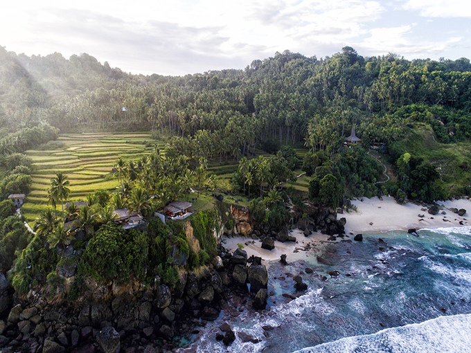 9. Nihi Sumba Island, Indonesia  Nằm cách bờ đông đảo Bali 400 km, khu nghỉ dưỡng này nổi tiếng với nhiều trải nghiệm dành cho du khách lưu trú, từ spa, yoga, lướt sóng, đến đua ngựa trên bờ biển, lặn săn cá, thăm nhà máy chocolate.