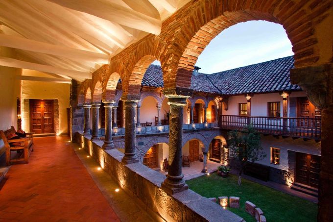 4. Inkaterra La Casona, Cuzco, Peru  Cũng nằm ở vị trí thứ tư là khách sạn boutique đầu tiên ở thành phố Cusco. Địa chỉ lưu trú này nằm trong quảng trường Plaza de las Nazarenas. Trang viên có từ thế kỷ 16 được xây dựng trên trên sân tập cho một đội quân tinh nhuệ của người Inca. Bao quanh sân hiên chính là 11 căn suite có ống khói, sàn có hệ thống sưởi, bồn tắm lớn, nội thất kiểu thuộc địa và các bức tranh tường nguyên gốc.