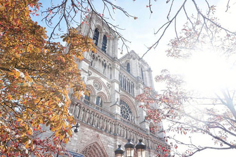 Paris thu hút nhiều du khách bởi vẻ đẹp lãng mạn, cổ kính. Ảnh: Pinterest.