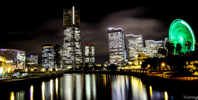 Yokohama  Nằm bên vịnh Tokyo, Yokohama vốn là một làng chài nhỏ và nhanh chóng phát triển thành cảng biển quy mô bậc nhất Nhật Bản. Nơi đây gây ấn tượng mạnh cho du khách với những con phố mang kiến trúc phương Tây hiện đại. Tòa tháp Yokohama Landmark được xem là một trong những biểu tượng của thành phố. Với 69 tầng và tổng chiều cao 296,3 m, đây hiện là tòa nhà cao thứ hai Nhật Bản.