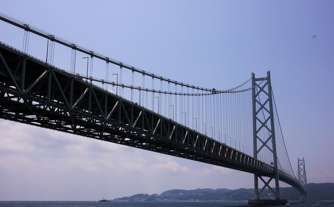 Điểm nhấn của thành phố là tháp cảng Kobe được thiết kế theo dạng ống độc đáo và cầu treo có nhịp dài nhất thế giới Akashi-Kaikyo nối thành phố với đảo Awaji.