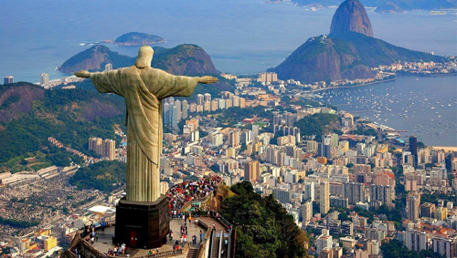 Rio de Janeiro nổi tiếng với bức tượng Chúa cứu thế, thu hút hàng triệu du khách ghé thăm mỗi năm. Ảnh: Wandersafe.