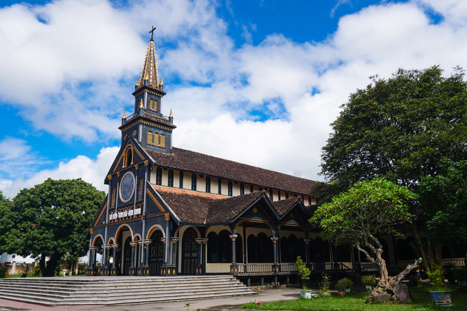 Nằm trên đường Nguyễn Huệ, nhà thờ Chánh tòa là điểm đến quen thuộc của du khách khi tới thành phố Kon Tum (tỉnh Kon Tum). Công trình do các linh mục người Pháp khởi xướng xây dựng từ năm 1913 tới năm 1918.