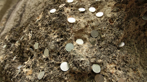 Nhiều du khách đến đền thờ đã ấn một đồng yên vào tảng đá Midahora Rock. Nó nằm ở nửa chừng núi, ngay dưới cổng Niomon.