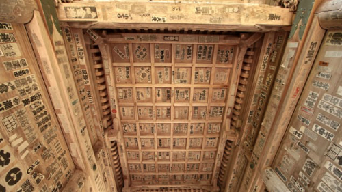 Trần nhà của một số công trình trong quần thể đền Yamadera được dán hình senjafuda, có nghĩa là nghìn thẻ đền thờ. Các thẻ mang tên của khách tới đền và được cho là mang lại may mắn. Có rất nhiều lý do chính đáng để bạn bắt đầu những cuộc hành trình. Bởi khi bạn đến đích thì phần thưởng là vô cùng xứng đáng, Karla khép lại những dòng chia sẻ.