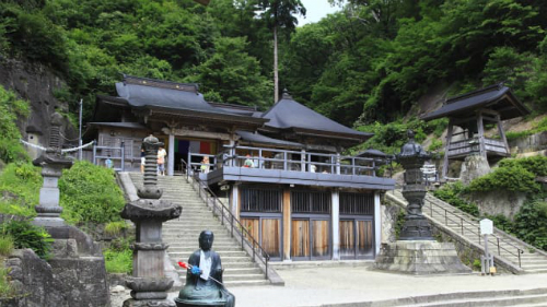 Trên ảnh là Okunoin, sảnh chính của Yamadera. Khu đền thờ mở cửa hàng ngày, từ 8h tới 17h. Vé vào cửa 300 yên (2,9 USD).
