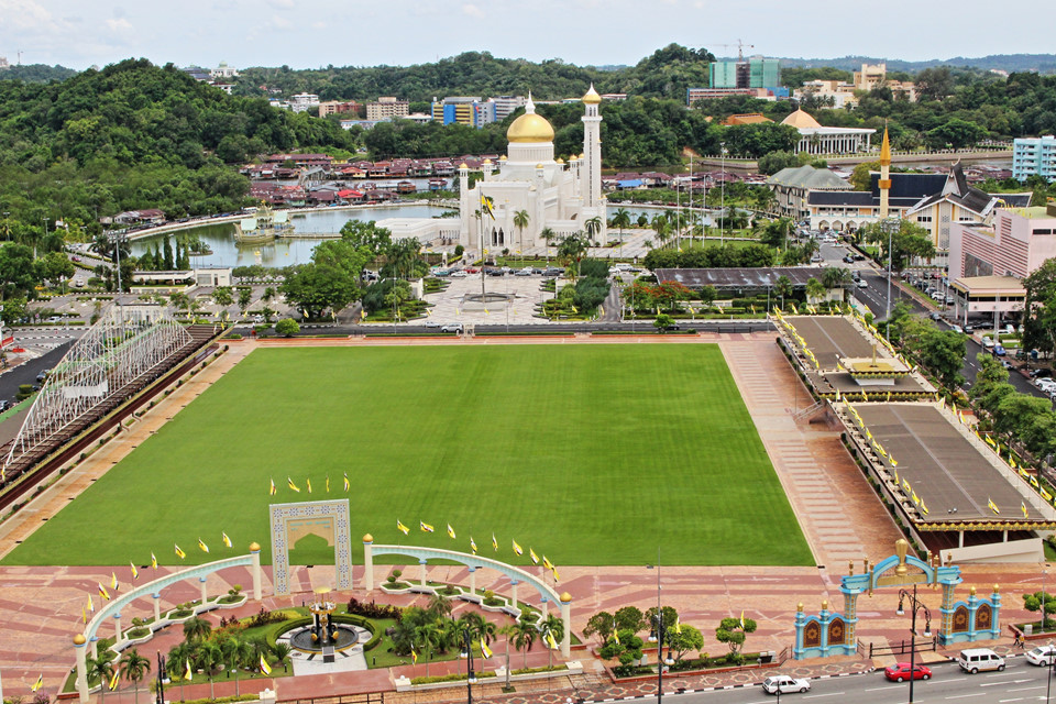 Brunei sạch đẹp và yên bình: Đường sá ở Brunei sạch đẹp và rộng lớn với dải phân cách được sơn hai màu đen trắng. Những rừng cây xanh mướt chạy dọc thẳng tắp hai bên đường. Ở Brunei, xe cộ lưu thông ở làn đường bên trái do sự ảnh hưởng từ Anh Quốc khi lãnh thổ bị đô hộ vào năm 1888. Một điều đáng lưu ý là giá xăng dầu ở Brunei rất rẻ, chỉ bằng nửa giá so với Việt Nam.
