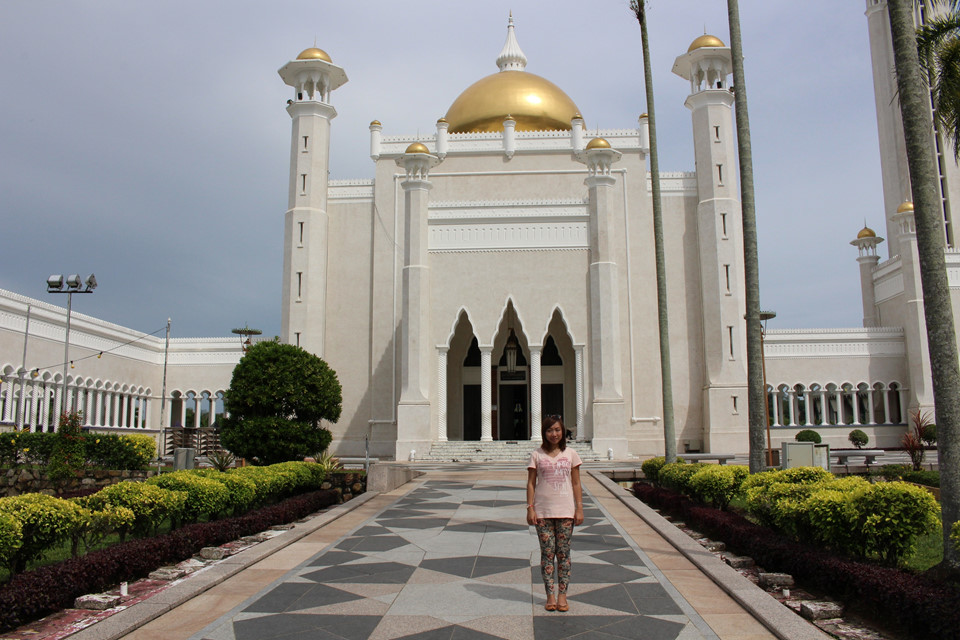 Thánh đường Omar Ali Saifuddien - biểu tượng sung túc của Brunei: Masjid Omar Ali Saifuddien được coi là biểu tượng cho sự sung túc của đất nước Brunei, đặt theo tên của vị vua thứ 28 của Brunei. Toàn bộ thánh đường được xây từ năm 1958, nằm trên một hồ nước nhân tạo ở ven sông Brunei. Thánh đường cao 52 m với mái vòm dát vàng, các cột và tường được lát bằng đá cẩm thạch.