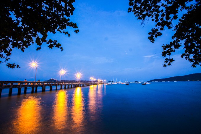 Chiều tối, du khách có thể dùng bữa tối bên bãi biển Nai Harn với không gian đẹp, nhìn thẳng ra bến thuyền.