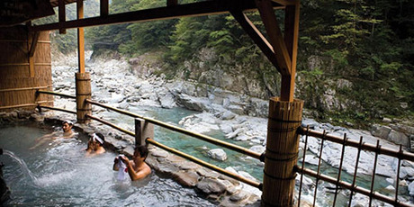 Onsen ở Nhật thường mở ra ở khu vực có phong cảnh rất đẹp, để người tắm vừa nằm thư giãn, vừa ngắm nhìn khung cảnh. Ảnh: BBC.