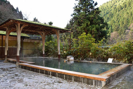 Tắm Onsen là truyền thống lâu đời của người Nhật. Ảnh: Japan Times.