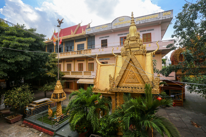 Chùa Chantarangsay nằm bên bờ kênh Nhiêu Lộc - Thị Nghè (quận 3, TP HCM) được xây dựng hơn 70 năm trước. Chùa còn được gọi là Candaransi (có nghĩa là Ánh Trăng) và là ngôi chùa Khmer đầu tiên trên đất Sài Gòn.  Chùa có diện tích 4.500 m2, từ khi hoạt động đã trải qua bảy lần trùng tu. Giữa sân chùa là hồ nước nhỏ, tháp thờ Phật, nhà tăng... với màu vàng đặc trưng của chùa chiền Khmer.