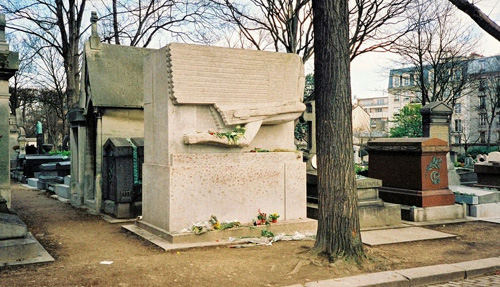 Ngôi mộ của Oscar Wilde ở ngay hàng đầu tiên, khắc hình đôi cánh thiên thần. Ảnh: Amusing Planet.