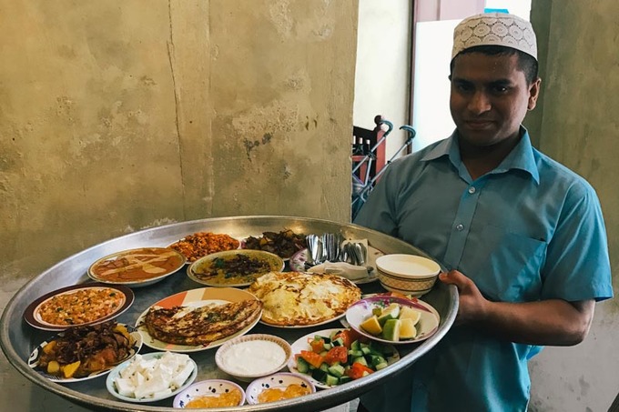 Một trong những món ăn nổi tiếng nhất của Bahrain là "machboos" - món thịt hoặc cá giống với cơm gà biriyani Ấn Độ, song sử dụng hỗn hợp các loại gia vị Trung Đông. Ảnh: Cheapflights. Một trong những món ăn nổi tiếng nhất của Bahrain là "machboos" - món thịt hoặc cá giống với cơm gà biriyani Ấn Độ, song sử dụng hỗn hợp các loại gia vị Trung Đông. Ảnh: Cheapflights.