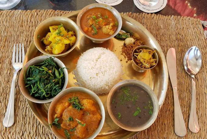 Món ăn "quốc hồn quốc túy" của Nepal chính là Dal-bhat-tarkari, gồm có dal (đậu lăng), bhat (gạo) và tarkari (rau). Người dân ăn món này hàng ngày, một đĩa cơm điển hình gồm có salad rau xanh (dưa chuột và cà rốt), cơm, cải bẹ xanh, khoai tây, thịt gà, đậu đen, bơ hữu cơ ghee và cà ri thịt cừu.