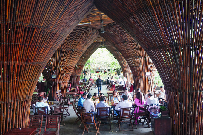 Xây dựng đầu năm 2013, quán cà phê trên đường Bạch Đằng (TP Kon Tum, tỉnh Kon Tum) nằm ngay cạnh cây cầu Đăk Bla. Quán từng được các kiến trúc sư và hơn 300.000 độc giả của tạp chí ArchDaily chọn vào danh sách top 5 công trình kiến trúc đẹp nhất năm.