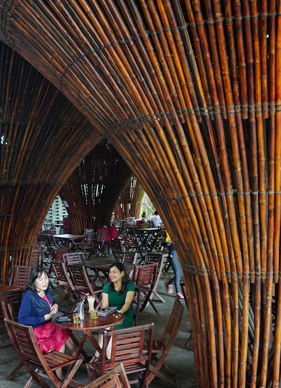 Trên diện tích 500 m2, quán hình thành từ 15 cụm tre hình nón ngược cao hơn 3m, được lấy cảm hứng từ nơm úp cá của người dân Việt Nam.