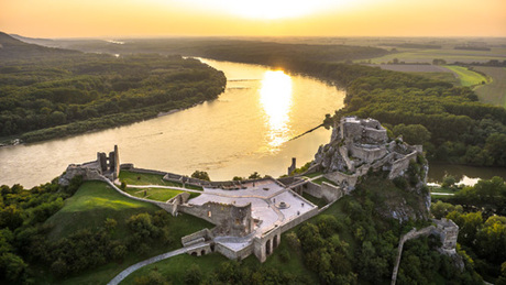 Lâu đài Devin, nơi du khách có thể nhìn thấy ba quốc gia cùng lúc. Ảnh: Visitbratislava.