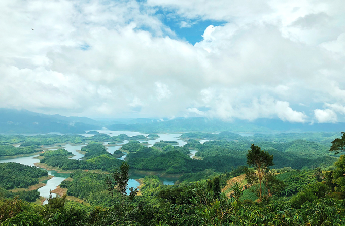 Hồ Tà Đùng, thuộc xã Đak Som, huyện Đak G’long, tỉnh Đắk Nông, nằm trong khu bảo tồn thiên nhiên Tà Đùng. Nơi đây được mệnh danh là vịnh Hạ Long thu nhỏ của Tây Nguyên. Hồ Tà Đùng, thuộc xã Đak Som, huyện Đak G’long, tỉnh Đắk Nông, nằm trong khu bảo tồn thiên nhiên Tà Đùng. Nơi đây được mệnh danh là vịnh Hạ Long thu nhỏ của Tây Nguyên.