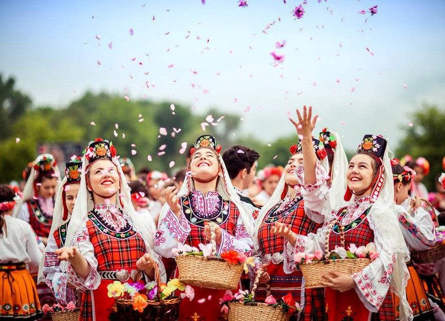 Với các cô gái, mùa lễ hội đem lại nhiều niềm vui và tiếng cười. Với các cô gái, mùa lễ hội đem lại nhiều niềm vui và tiếng cười.
