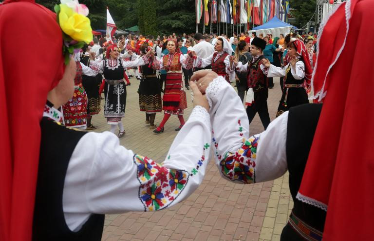 thung-lung-hoa-hong-tho-mong-giua-nui-doi-bulgaria-ivivu-9