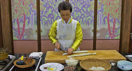 Tiến sĩ Sook-ja Yoon nấu món tteokguk theo cách truyền thống ở Seoul. Ảnh: BBC.