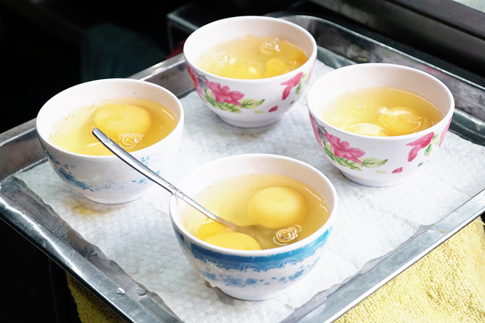 Trứng gà được đập sẵn trong chén để tiện phục vụ khi có khách đông. Mỗi suất ăn sẽ có 2 trứng. Khách có thể yêu cầu thêm theo nhu cầu.