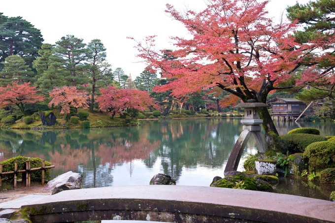 Vườn Kenrokuen, Ishikawa  Kenrokuen là điểm du lịch hot của thành phố Kanazawa, ở tỉnh Ishikawa, và cũng là một trong các khu vườn nổi bật của Nhật Bản. Mỗi một mùa vườn lại có một vẻ riêng biệt nhưng mùa thu ở đây (thường rơi vào tháng 11) vẫn là thời điểm mang vẻ đẹp lôi cuốn nhất.  Thời gian đẹp nhất là cuối tháng 11.