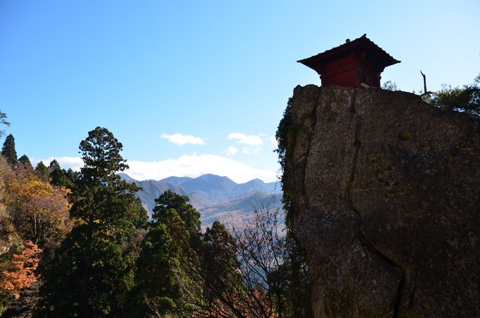Đền Yamadera, Yamagata  Là một ngôi đền đẹp và cũng có vị trí độc đáo bậc nhất tại Nhật, Yamadera (hay gọi là Risshakuji) nằm trên núi Houju thuộc tỉnh Yamagata. Con đường dài 1.051 bậc thang dẫn lên đền bao quanh bởi các cánh rừng, nên mỗi mùa thu tới lá cây lại chuyển màu sang sắc đỏ, vàng rất đẹp.  Thời gian đẹp nhất là đầu tháng 11.