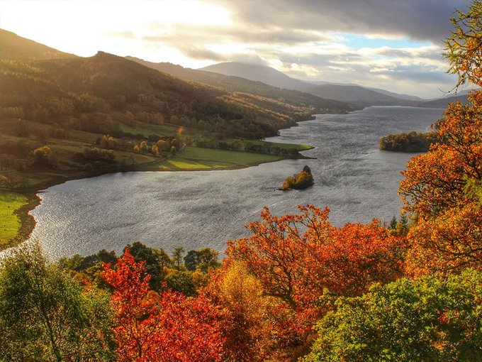 Perthshire, Scotland  Perthshire, thường được gọi là Big Trees Country, là một trong những địa điểm có cảnh sắc đẹp nhất ở châu Âu vào mùa thu. Các con suối, dòng sông ở đây đều phản chiếu sắc vàng từ những ngọn đồi phủ đầy cây cối. Nơi đây cũng là địa điểm lý tưởng để các du khách khám phá, chụp ảnh "sống ảo".  Một số địa điểm bạn có thể ngắm mùa thu là Loch Tummel, đèo Killiecrankie và đồi Knock. Ảnh: Tripstodiscover.