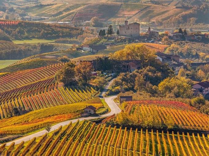 Piedmont, Italy  Tháng 10 ở Piedmont là mùa cao điểm về thực phẩm và rượu vang ở Italy. Du khách sẽ có hội tận hưởng các loại nấm, hạt dẻ, chocolate... Đây cũng là thời điểm người dân trong vùng thu hoạch nho trong vườn. Phong cảnh mùa thu tuyệt đẹp ở đây cùng các lễ hội văn hóa, ẩm thực cũng là điểm nhấn, thu hút du khách.