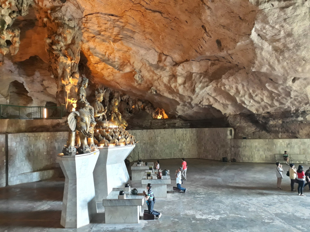  Tôi đến vùng ngoại ô Ipoh, tham quan chùa hang Kek Look Tong, ngôi chùa lâu đời xây trong hang động. Hai dãy cầu thang bên ngoài hang có hình dáng đuôi cá chép. Bên trong hang tượng trưng dạ dày cá, chứa tất cả may mắn, vui vẻ và hạnh phúc. Hang cũng thờ nhiều tượng Phật và tượng các vị Lão giáo làm bằng đồng và thủy tinh. Vách và trần hang là thạch nhũ, qua hàng thế kỷ có những tạo hình đa dạng.