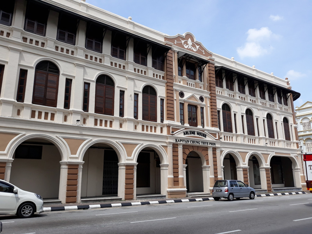  Vào thế kỷ 19, Ipoh phát triển mạnh nhờ sự bùng nổ trong việc khai thác thiếc và từng là trung tâm hành chính thứ hai sau Kuala Lumpur dưới thời thuộc địa của Anh. Sau khi Malaysia giành độc lập, nền kinh tế của Ipoh giảm đi nhưng tầm quan trọng của thành phố vẫn tỏa sáng cho đến ngày nay.