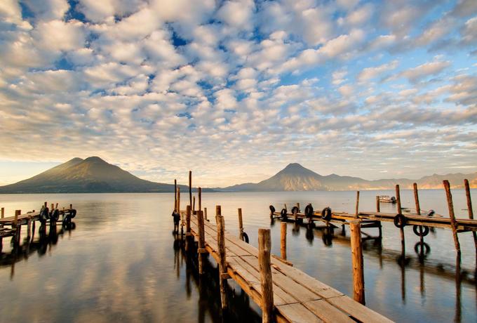 Trèo lên một núi lửa tại hồ Atitlan, Guatemala  Hồ Atitlan được bao quanh bởi núi lửa nằm trên vùng cao nguyên phía Tây Nam của Guatemala. Caitlin Ahern, người sáng lập của Thread Caravan - một tổ chức du lịch địa phương, cho biết: "Với cảnh quan tươi đẹp, người dân địa phương ấm áp và một cộng đồng sáng tạo phát triển mạnh, Guatemala mang một giá trị tuyệt vời đến với du khách. Bạn rất dễ bị lạc lối trước tất cả những điều lãng mạn ở đây. Nhưng đừng bỏ lỡ những trải nghiệm như học nghệ thuật dệt nhuộm tự nhiên hoặc thưởng thức cà phê ngon của đất nước Guatemala".  Ngoài ra còn rất nhiều nơi để bạn trải nghiệm tại vùng đất này. Chèo thuyền kayak dưới làn nước mát mẻ của hồ trước khi đi bộ đường dài đến núi lửa Acatenango. Khi màn đêm buông xuống, du khách còn có thể chiêm ngưỡng núi lửa Fuego phun trào dưới bầu trời rực rỡ với các vì sao. Ảnh: Al Argueta.