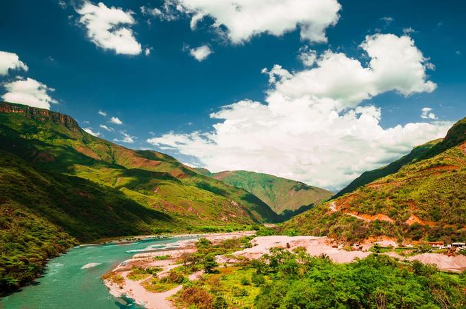 Đi bè trên sông Rapids ở Barichara, Colombia  Chuyến đi đến Barichara, một thị trấn thuộc địa cũ nằm ở vùng Andes thuộc Colombia, là một hành trình quyến rũ. Khi sương mù buổi sáng tan trên mái nhà lát gạch đỏ của thị trấn, bạn hãy đi bộ đến Chicamocha, một trong những hẻm núi sâu nhất thế giới. Du khách đến đây có thể đi bè một đoạn dài gần 50 km qua ghềnh trên sông Chicamocha, bên tai là tiếng những con khỉ Howler giao tiếp với nhau trên vách đá.  "Một số nét duyên dáng của Barichara không thể ghi lại trong tranh ảnh. Đó là sự pha trộn giữa âm thanh của những loài chim lạ, gà trống, tiếng chuông nhà thờ và mùi hương buổi sáng của những bông hoa nhiệt đới", Jennine Cohen, Giám đốc điều hành khu vực châu Mỹ của một hãng du lịch khai thác địa điểm này, chia sẻ. Ảnh: Ulf Huebner.