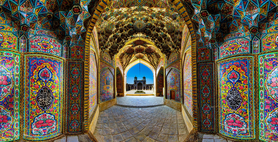 Tọa lạc tại thành phố Shiraz (Iran), nhà thờ Hồi giáo Nasir al Mulk được coi là một trong những thánh đường Hồi giáo rực rỡ nhất thế giới. Ngoài tên chính thức, người dân nơi đây còn gọi công trình này là nhà thờ Hồi giáo màu Hồng, nhà thờ Hồi giáo Sắc màu, nhà thờ Hồi giáo Cầu vồng và nhà thờ Hồi giáo Kaleidoscope.