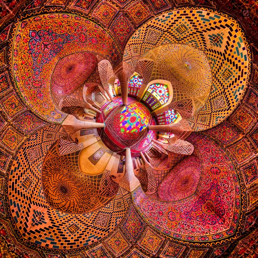 Mỗi buổi sớm, khi ánh nắng đầu tiên xuyên qua ô cửa và chiếu xuống hành lang, cả căn phòng tựa chiếc kính vạn hoa khổng lồ, lung linh đầy màu sắc. Nasir al Mulk là một ngoại lệ thú vị với những ai định kiến rằng những kiến trúc lịch sử thường đơn điệu.