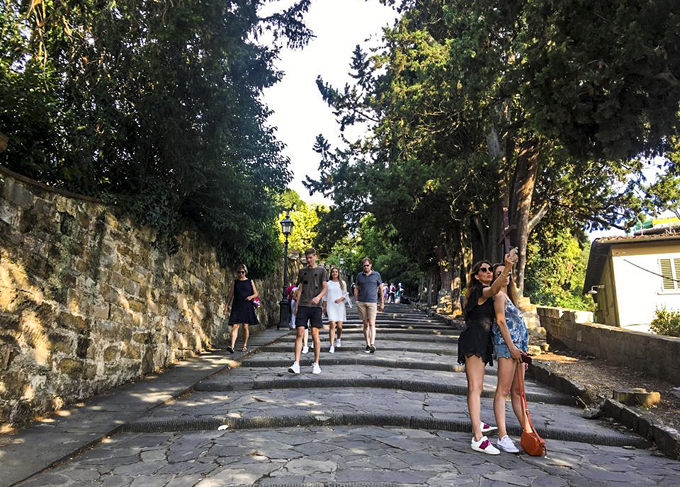 Nơi ngắm hoàng hôn đẹp nhất tại Florence là quảng trường Michelangelo. Quảng trường nằm trên một quả đồi cao. Từ quảng trường, du khách có thể ngắm toàn cảnh thành phố cũng như các công trình nổi tiếng như cây cầu Ponte Vecchio, nhà thờ chính toà Florence... Từ trung tâm thành phố có nhiều cách để lên quảng trường Michelangelo, bạn có thể đi bus, đạp xe qua con dốc để lên trên đồi hoặc đi bộ qua các bậc thang.