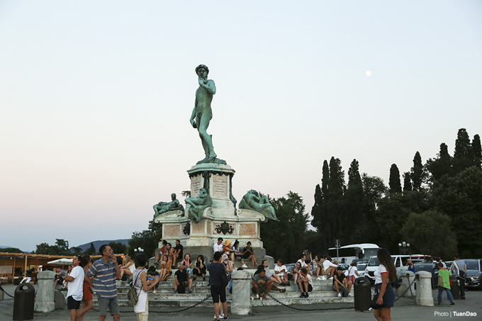 Trung tâm quảng trường là một phiên bản bức tượng David, biểu tượng của thành phố, cao khoảng 4 m, hướng về phía trung tâm.