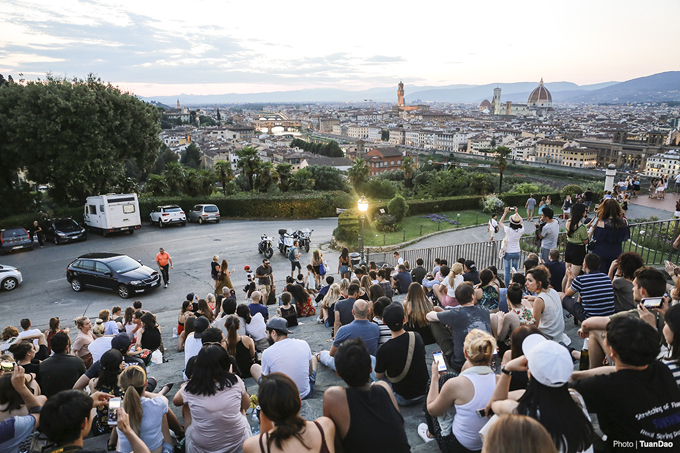 Từ rất sớm, đã có đông du khách đã có mặt tại đồi để tìm cho mình chỗ ngồi ưng ý nhất ngắm hoàng hôn. Vào mùa hè ở Florence, mặt trời thường lặn rất muộn, bắt đầu khoảng 19h30 - 20h.