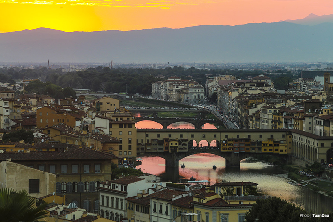 Cây cầu Vonte Vecchio nổi tiếng cũng trở nên nổi bật dưới ánh hoàng hôn.