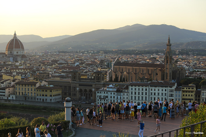 Khi mặt trời đã lặn sau rặng núi, tất cả cùng vỗ tay vui mừng khi được ngắm khung cảnh đẹp tuyệt vời này. Rất nhiều người vẫn còn nán lại để ngắm thành phố khi lên đèn. Nếu bạn ghé thăm Florence, nhớ đừng bỏ lỡ dịp may hiếm có này.