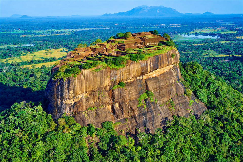 Chinh phục Sigiriya: Một trong những khung cảnh ấn tượng nhất của Sri Lanka là "tảng đá Sư tử" cao 180 m, dựng thẳng đứng giữa trời xanh. Trên đỉnh đá granite bằng phẳng này có hệ thống dấu tích thành phố cổ Sigiriya, thủ đô do vua Kassapa I xây dựng nên vào thế kỷ 5. Nơi đây đã được UNESCO công nhận là di sản thế giới. Ảnh: Lonely Planet.