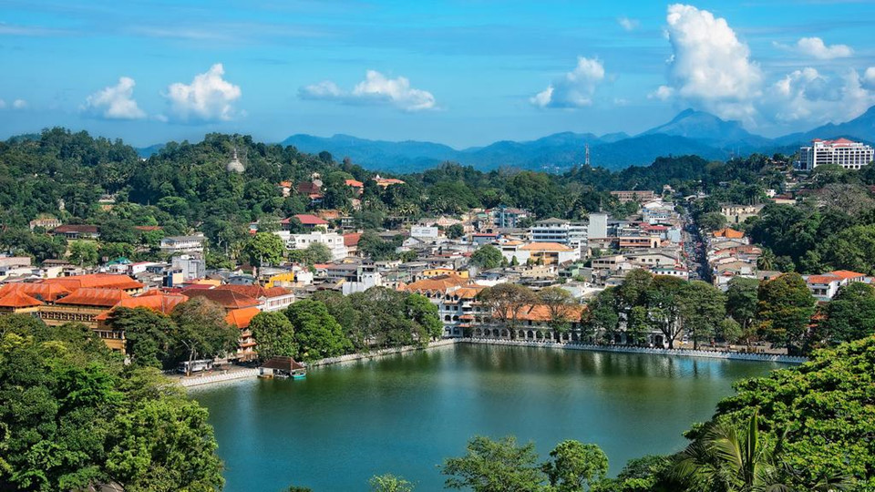 Thăm thành phố linh thiêng Kandy: Thường gọi là Senkadagalapura, thành phố linh thiêng Kandy của Sri Lanka được UNESCO công nhận di sản thế giới năm 1988. Nơi đây là thủ đô cuối cùng của các vị vua Sinhala, người bảo trợ nền văn hóa Dinahala phát triển trong hơn 2.500 năm trước khi người Anh đặt chân đến Sri Lanka năm 1815. Ảnh: The National.