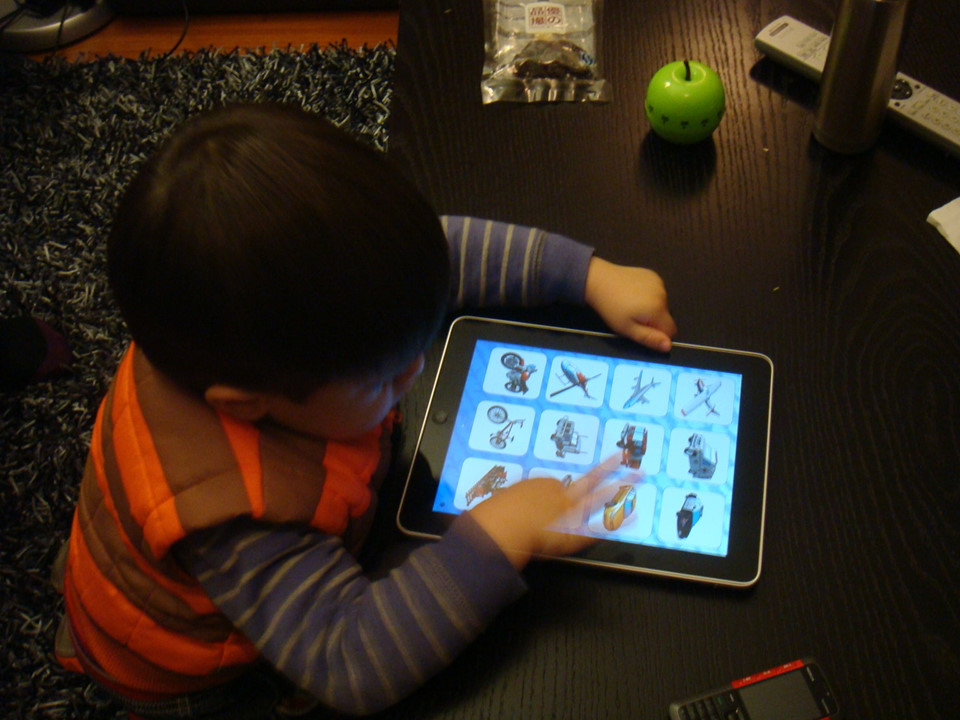 Mang theo một số thiết bị công nghệ sạc đầy: Với nhiều bậc cha mẹ, iPad giống như viên ngọc ẩn “cứu nguy” trên các chuyến bay dài. Sau mọi hoạt động để giúp đứa bé hiếu động giữ im lặng và bình tĩnh mà vẫn không hiệu quả, các thiết bị thông minh như phương án cuối cùng. Những trò chơi, clip vui nhộn trên iPad có sức mê hoặc rất lớn với trẻ em và khiến bé ngồi hàng giờ mà không chán. Ảnh: Scottvanderchijs.