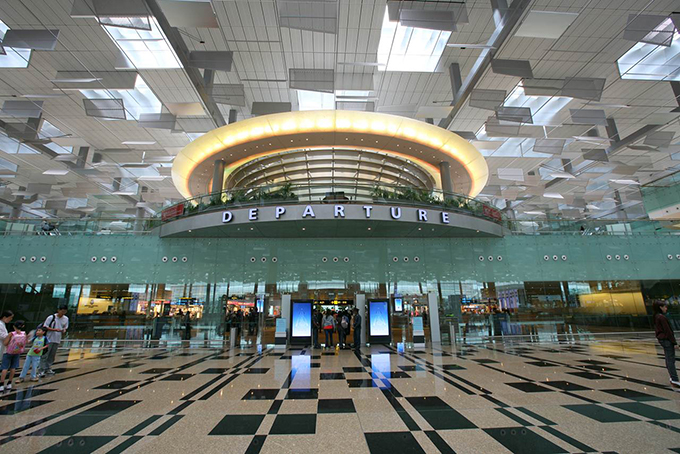 Sân bay Changi Singapore nhiều năm liền được bình chọn là sân bay tốt nhất thế giới với cơ sở vật chất hiện đại, thái độ phục vụ 5 sao. Sân bay Changi sở hữu rạp chiếu phim, bể bơi, khu vui chơi trẻ em, vườn hoa, cây cảnh với thiết kế hoành tráng. Đặc biệt, hệ thống mái che tận dụng ánh sáng mặt trời vào ban ngày để tiết kiệm điện và đem lại không gian thông thoáng.