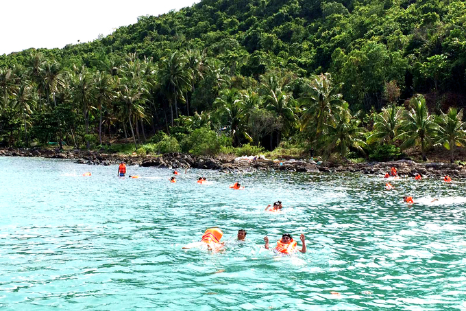 Bãi Nam là mặt tiền của đảo Nam Du, xung quanh là hàng dừa xanh mát. Tàu đến đây neo đậu lại để du khách có thể tắm mát, lặn biển ngắm san hô, vui chơi thỏa thích. Sau đó, bạn còn được thưởng thức món cháo nhum ngon lành, bổ dưỡng.