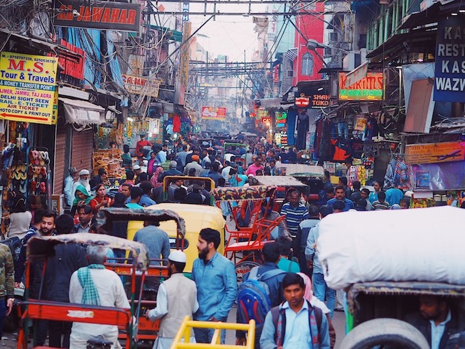 Được trang BBC ca ngợi là một trong những nơi dễ sống nhất tại châu Á, Delhi là thành phố có nền văn hóa đa dạng. "Không khí của Delhi giống như hương vị của một tiệm cà phê đẹp. Bạn có thể nhận thấy nhiều mùi hương hòa quyện ngay khoảnh khắc bước chân đến đây", theo Nishchal Dua, một người lao động đến từ New Delhi, một vùng nằm trong Delhi và là thủ đô của Ấn Độ. Ảnh: Girl Tweets World.